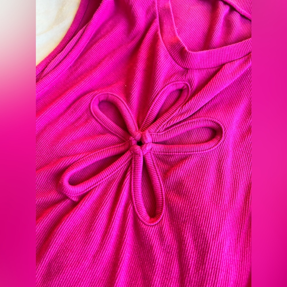 Flower Cut Out Crop Top - Picture 2 of 3